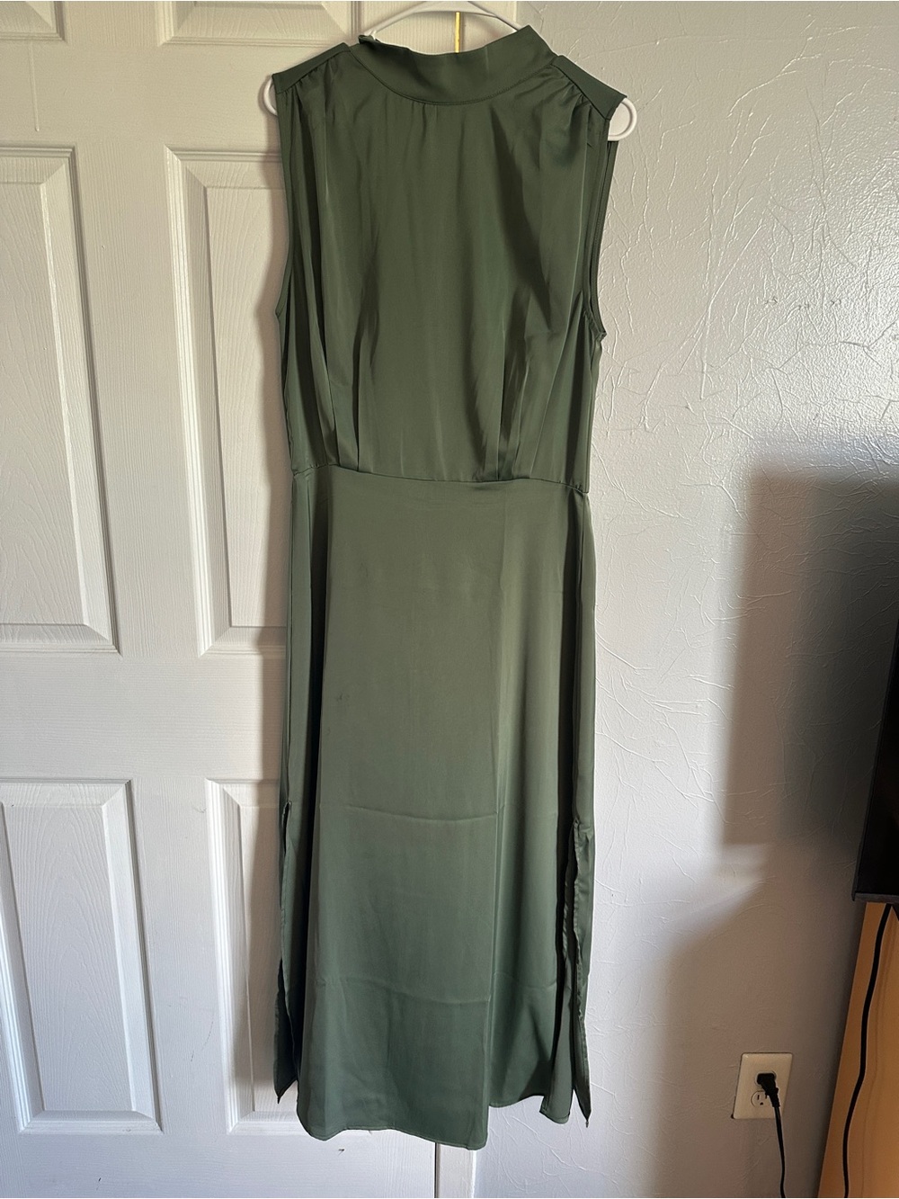 Sleek Olive Green Sleeveless Midi Dress